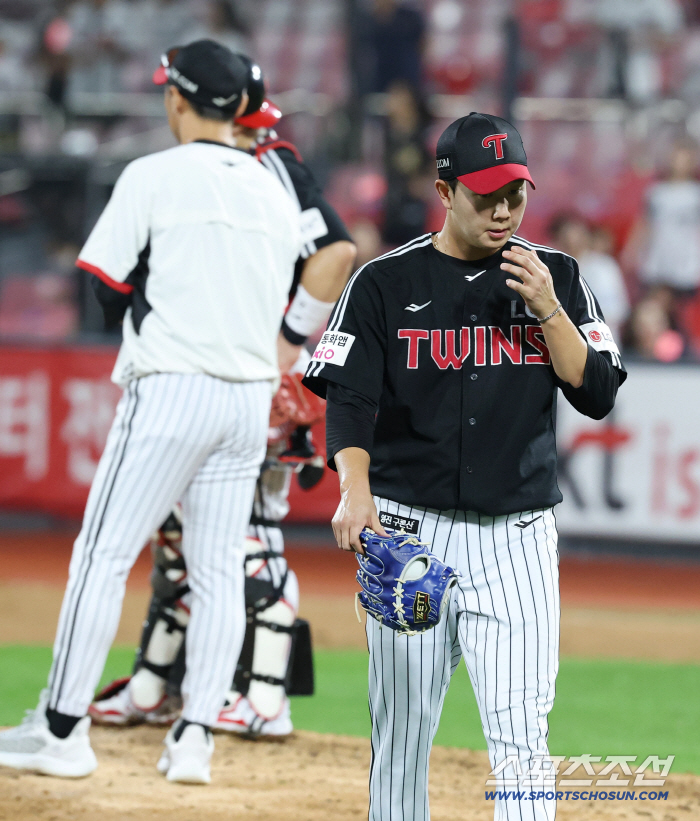 Yoo Young-chan, don't tell me you're going to lose your S chance because you're leading by 5 points. Three hits, two walks and two runs in one inning. Can LG win at the last minute be the biggest variable?