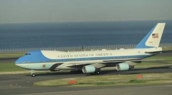 Air Force One on Trump Almost Collided in the Air...Stop looking at the controller's iPad. It's annoying