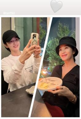 A birthday party with Kim Hye-soo and Song Hye-kyo, 55 years old..Even a romantic gift full of affection ♥