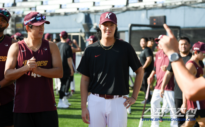 Bring some scissors. Lee Yong-gyu, who played with Ahn Woo-jin's hair, warmly welcomed his teammates