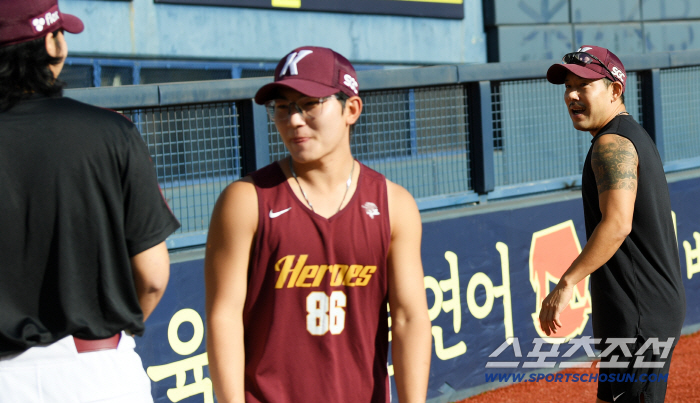 Bring some scissors. Lee Yong-gyu, who played with Ahn Woo-jin's hair, warmly welcomed his teammates
