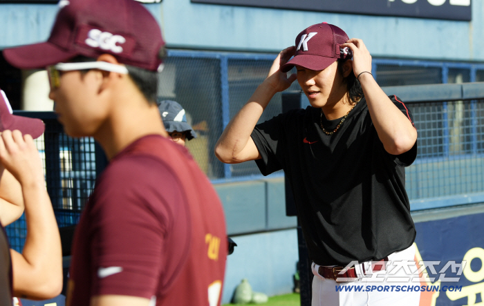 Bring some scissors. Lee Yong-gyu, who played with Ahn Woo-jin's hair, warmly welcomed his teammates