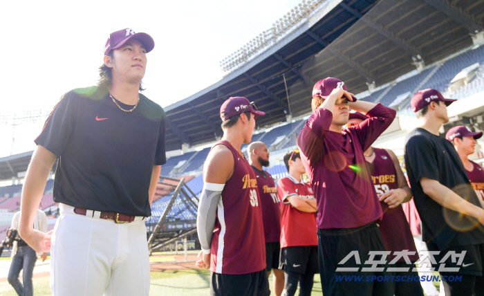 Bring some scissors. Lee Yong-gyu, who played with Ahn Woo-jin's hair, warmly welcomed his teammates