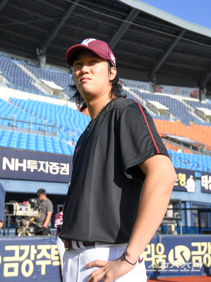 Bring some scissors. Lee Yong-gyu, who played with Ahn Woo-jin's hair, warmly welcomed his teammates