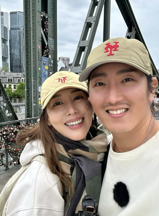 Cancer-fighting Min Ji-young's adopted daughter, who is sad when she travels around the world, is very sick, and her condition is serious