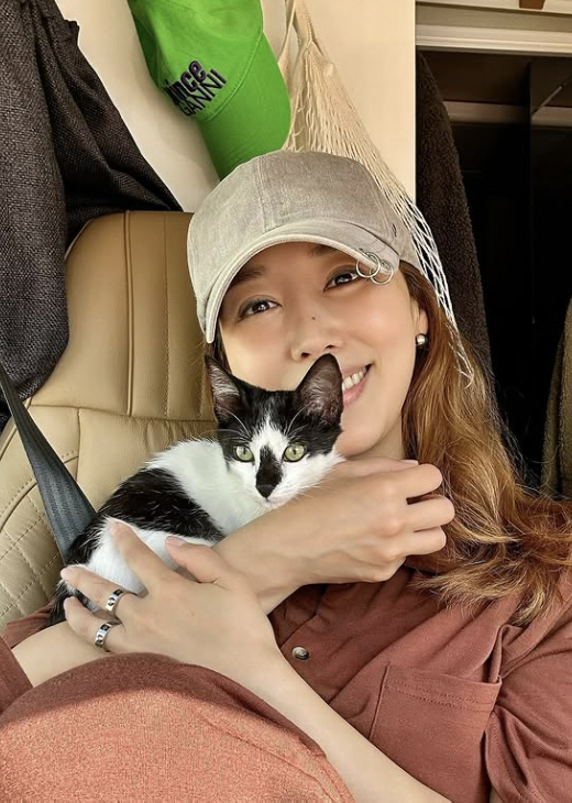Cancer-fighting Min Ji-young's adopted daughter, who is sad when she travels around the world, is very sick, and her condition is serious