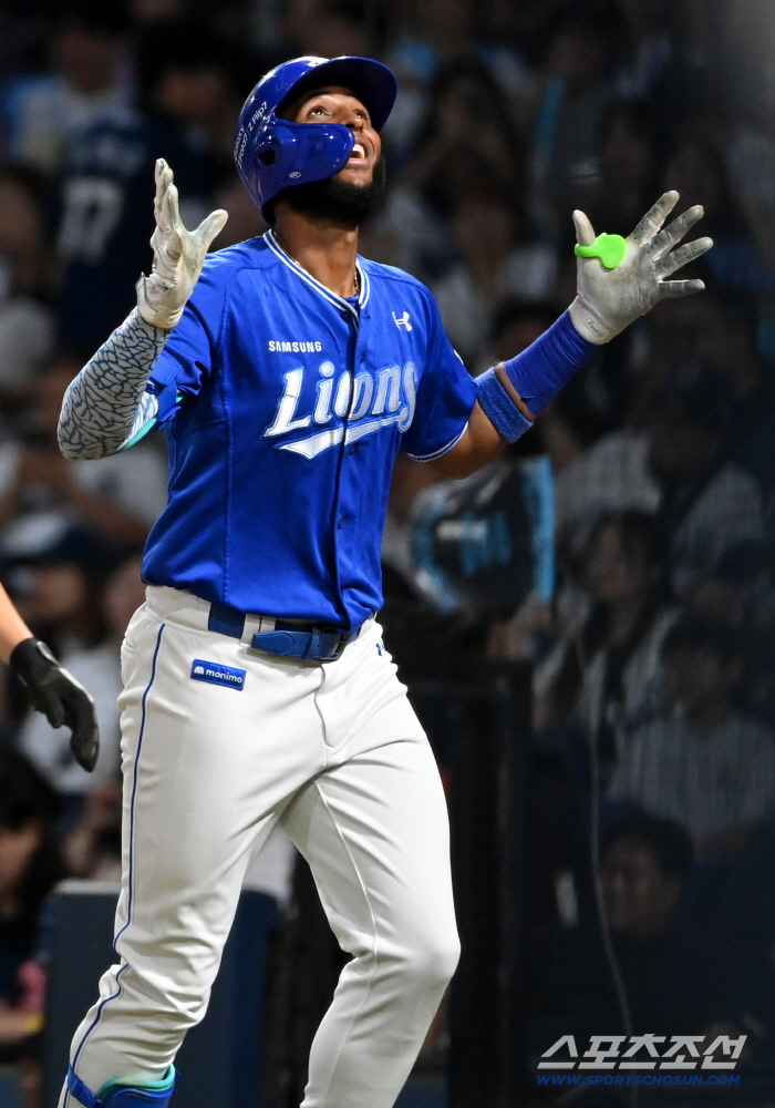 Diaz, the 48th gun went offShoulder-to-shoulder with Navarro, one more hit will write a new KBO history 