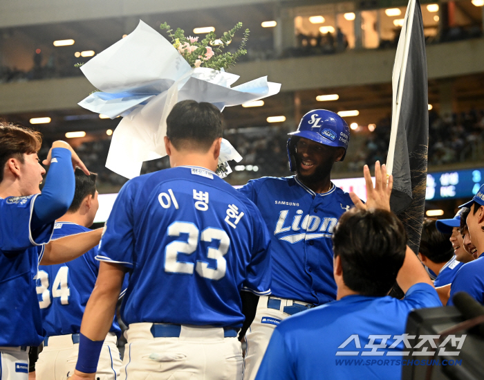 Diaz, the 48th gun went offShoulder-to-shoulder with Navarro, one more hit will write a new KBO history 