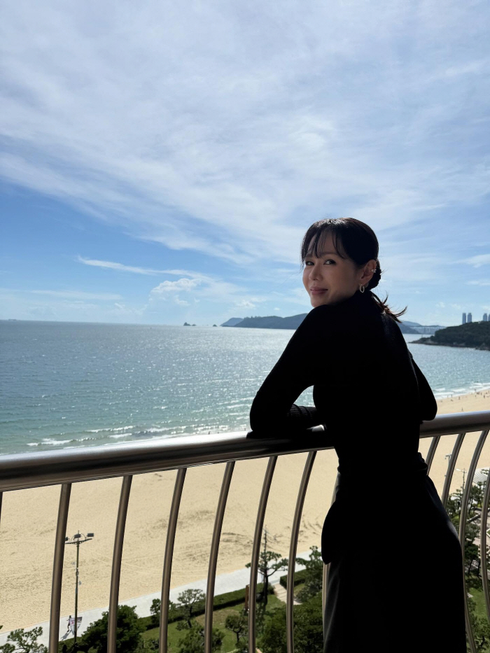 ♥Did Hyunbin take it for you…Son Yejin, just posing like this is Venice, Haeundae