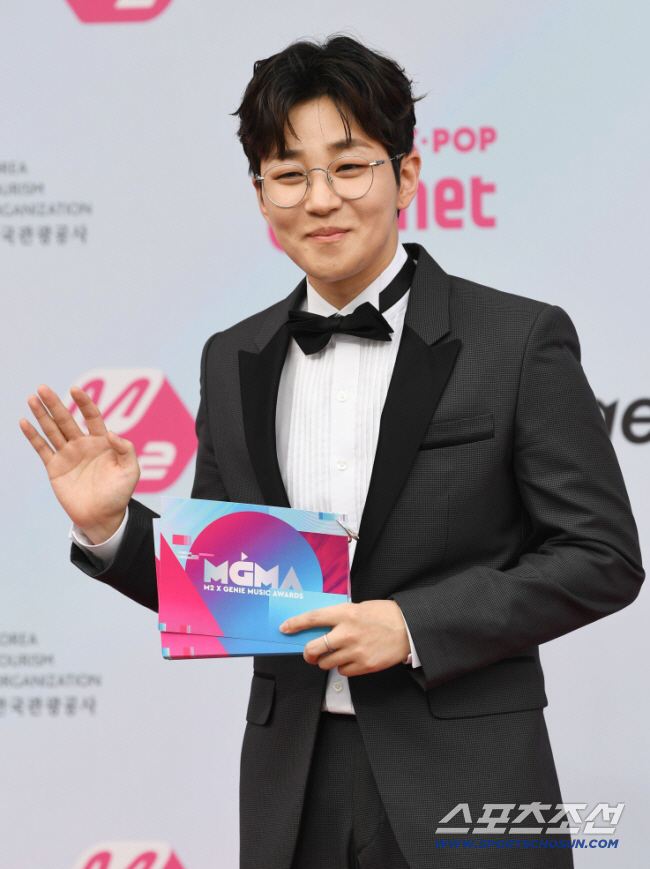 Kim Young-ok impressed by DINDIN's surprise visit to the fan signing event for the first time