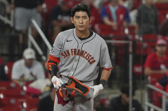 I can't believe it anymore. Get out of here! SF Lee Jung-hoo, who had no hits in 18 at-bats, scored one point as a pinch runner. Trust within the team has also disappeared. Even the compliments are embarrassing