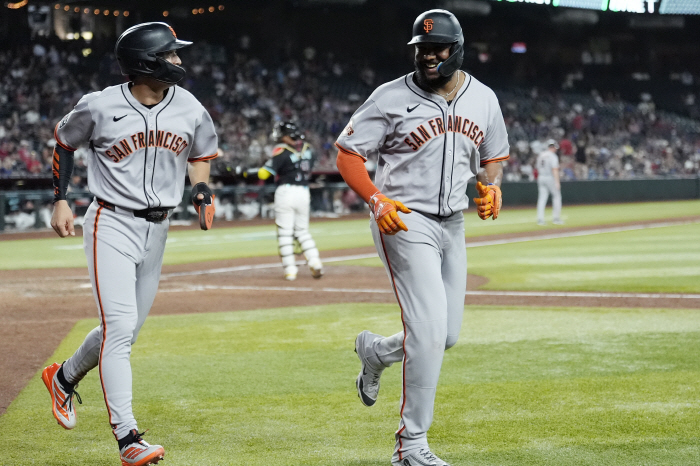 I can't believe it anymore. Get out of here! SF Lee Jung-hoo, who had no hits in 18 at-bats, scored one point as a pinch runner. Trust within the team has also disappeared. Even the compliments are embarrassing