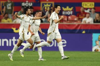 I miss you, SON! I'm glad you're happy. Son Heung-min continues to play happy soccer in the U.S., focusing on the media