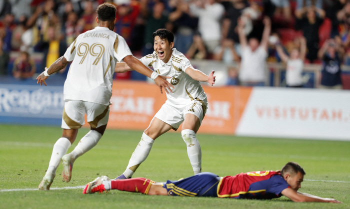 I'm going to click, you're going to roll forward! Heungbu was incredible, so he found his best partner since Kane, Son Heung-min's best friend in attack