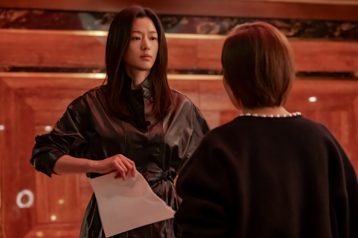 I'm shocked by the secrets that come out..Will the romance between Jeon Ji-hyun and Kang Dong-won be saved