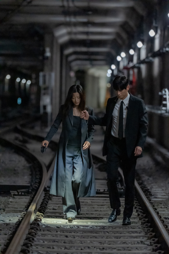 I'm shocked by the secrets that come out..Will the romance between Jeon Ji-hyun and Kang Dong-won be saved