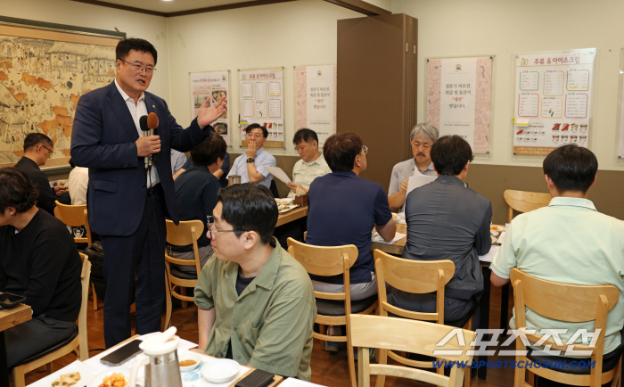 Kim Dae-hyun, the second vice minister of the Ministry of Culture, Sports, and Tourism, actively supports sports, public health, and international sports to improve treatment to increase the self-esteem of sports leaders