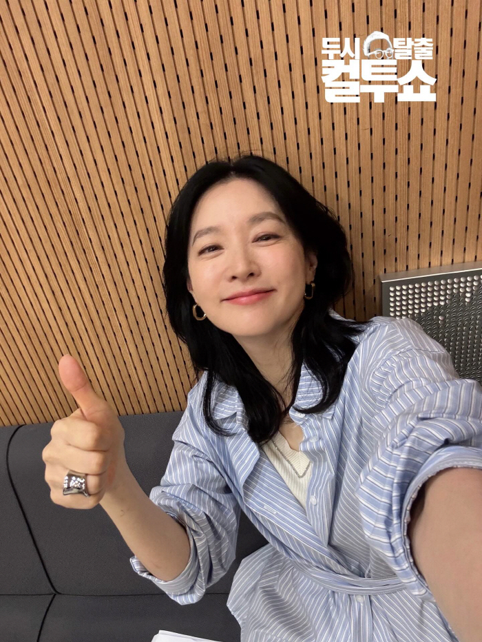 Lee Young-ae, 女, appeared on the Cultwo Show...DJ Kim Tae Kyun and Kwak Beop were also surprised