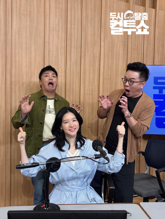 Lee Young-ae, 女, appeared on the Cultwo Show...DJ Kim Tae Kyun and Kwak Beop were also surprised
