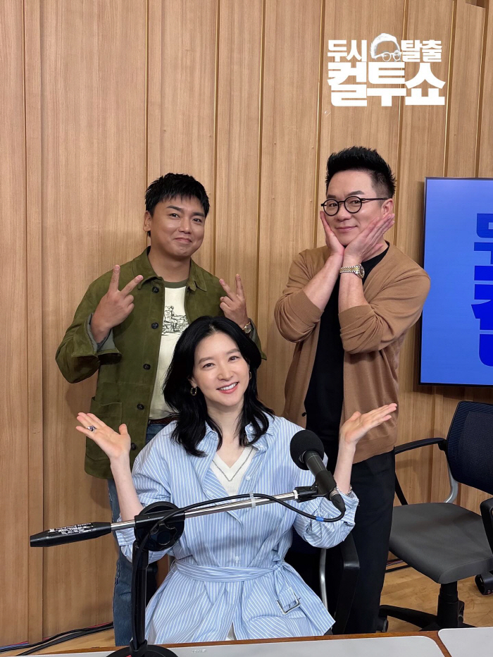 Lee Young-ae, 女, appeared on the Cultwo Show...DJ Kim Tae Kyun and Kwak Beop were also surprised