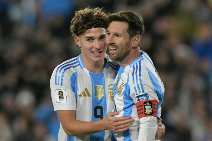  Japan looks to regain the top spot in FIFA rankings. 2 places down → Hong Myung-bo, maintaining 23rd place...Spain Changes Perception to Recapture Leadership for the First Time in 11 Years