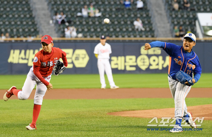  2025 Doosan Bears MVP Park Hyun-seok, Bae Yeon-ho, strong first pitch