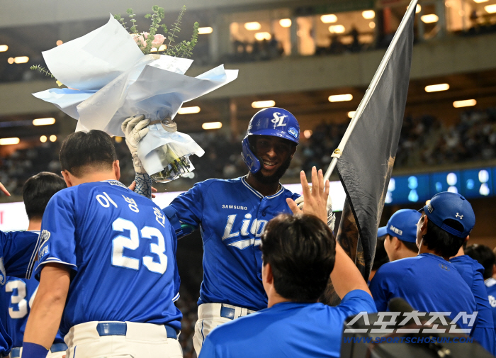  48th Home Run Diaz, congratulatory bouquets and lion flags in both hands