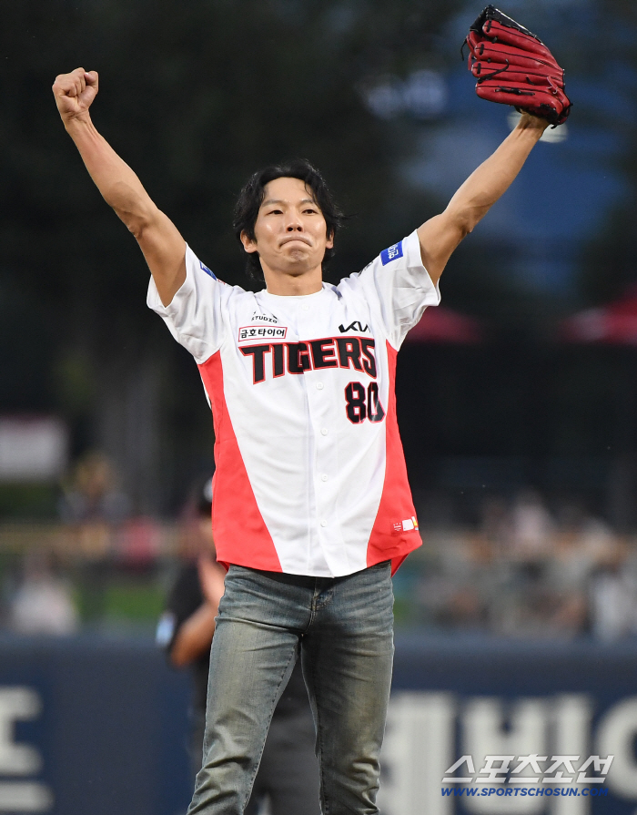  Actor Yang Kyung-won, who resembles Kim Ho-ryeong, threw the first pitch on the KIA mound