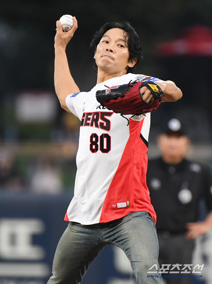  Actor Yang Kyung-won's powerful first pitch that resembles Kim Ho-ryeong