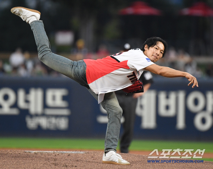  Actor Yang Kyung-won's powerful first pitch that resembles Kim Ho-ryeong