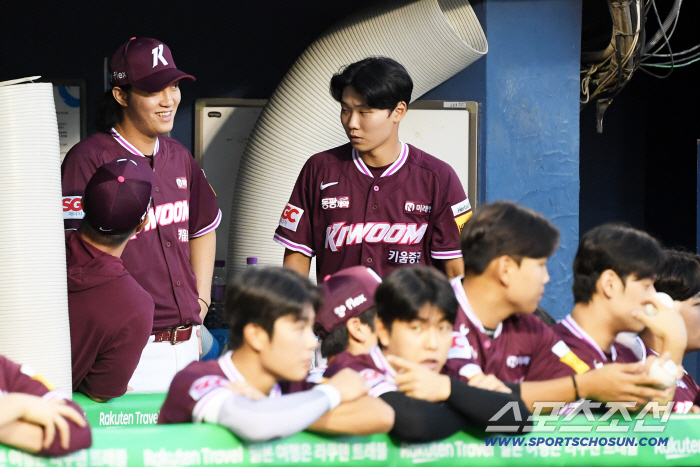 Ahn Woojin smiling