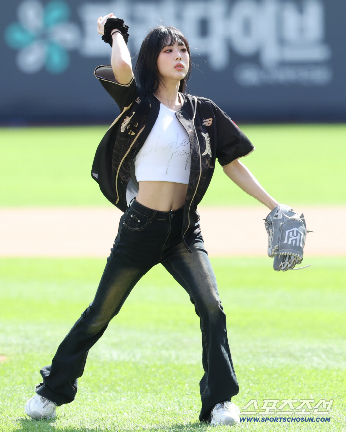  Aichilin Juni visited Suwon Baseball Stadium and threw a powerful first pitch
