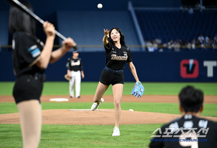  Cheerleader Kim Soo-hyun wishes NC to win the first pitch!