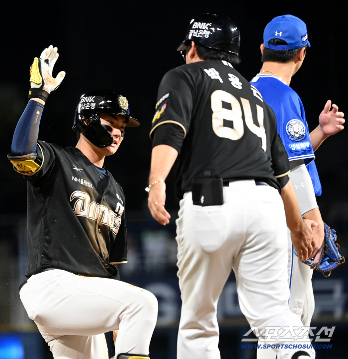  Cheers from Kim Joo-won, a three-run triple