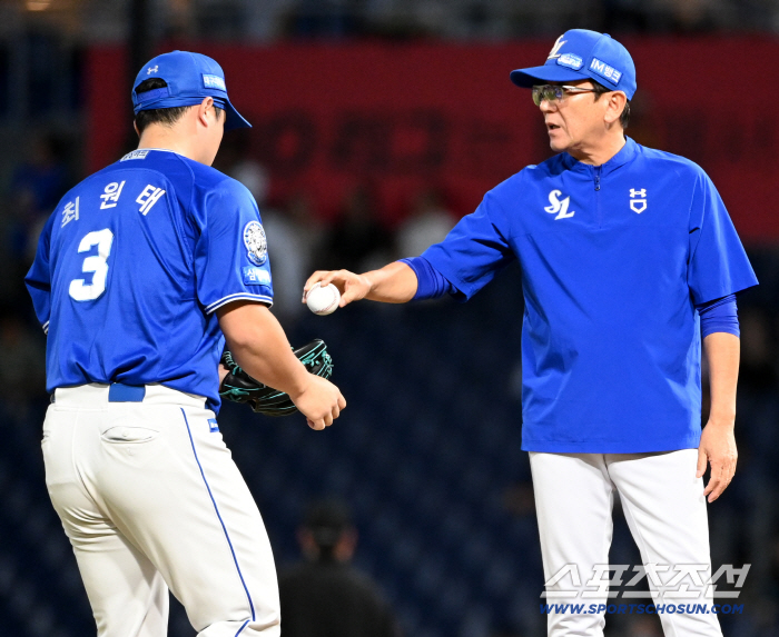  Choi Won-tae takes the mound in the 7th inning