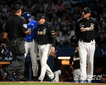  Coach Lee Ho-joon on the ground, Seo Jae-eung talking with Koo Ja-wook