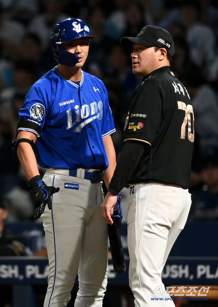 Coach Seo Jae-eung talking with Koo Ja-wook