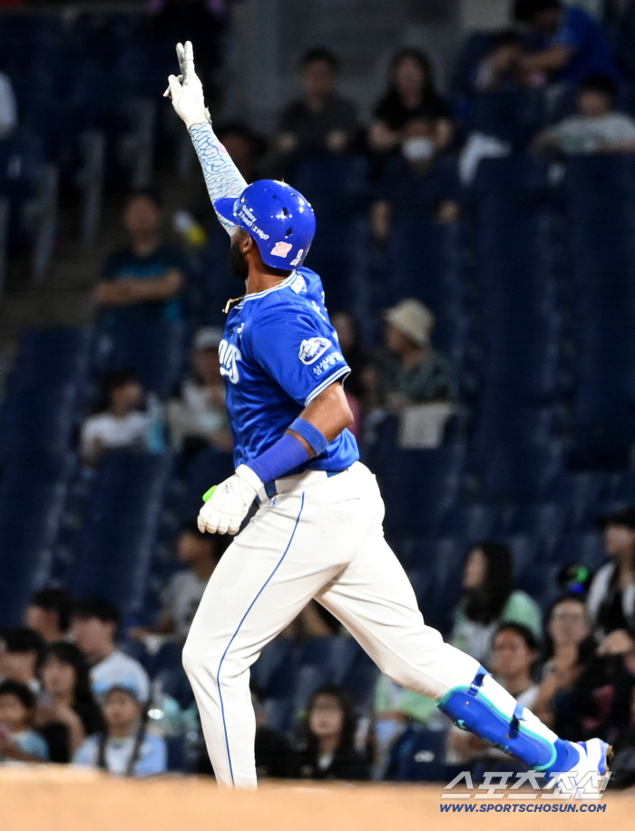  Diaz, the 48th explosion, sets a new record for most RBIs by foreign players