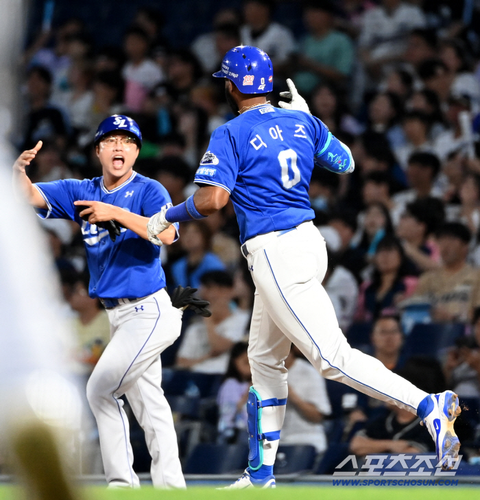  Diaz who explodes 48 and coach Jung Byung-gon is also surprised