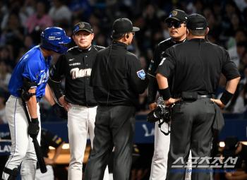  Director Lee Ho-joon, who went to the ground after all the people were pointed out