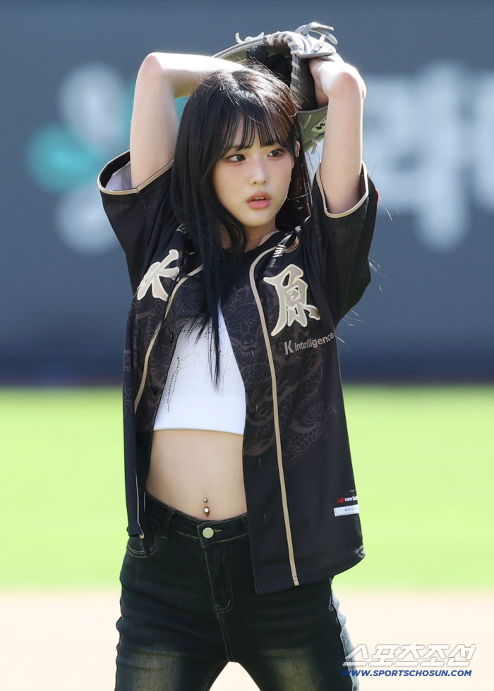  The first pitch with intense eyes