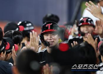  Hong Chang-ki scored a happy goal