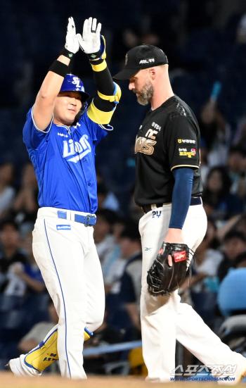  Jeon Byung-woo makes a timely two-run hit by saving the bases-loaded chance