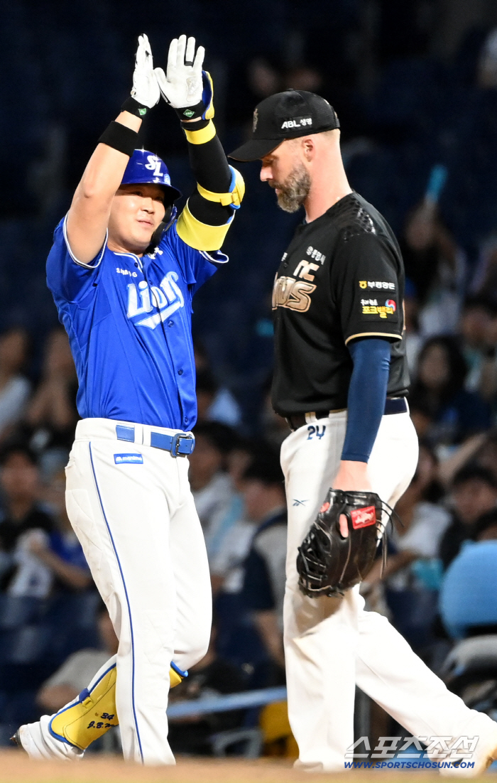  Jeon Byung-woo makes a timely two-run hit by saving the bases-loaded chance