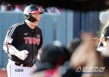  Kim Hyun-soo's two-run home run shot widening the score gap