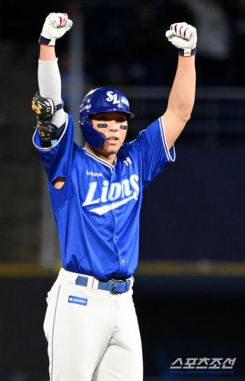  Kim Youngwoong, raise your arms after hitting a turnaround