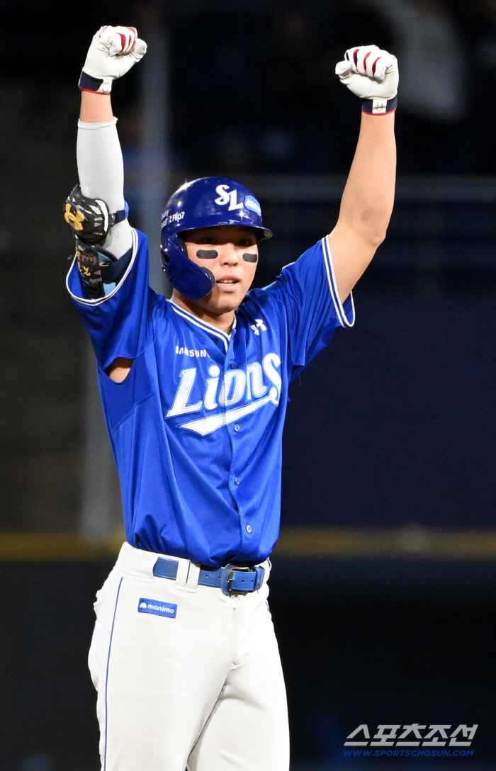  Kim Youngwoong, raise your arms after hitting a turnaround