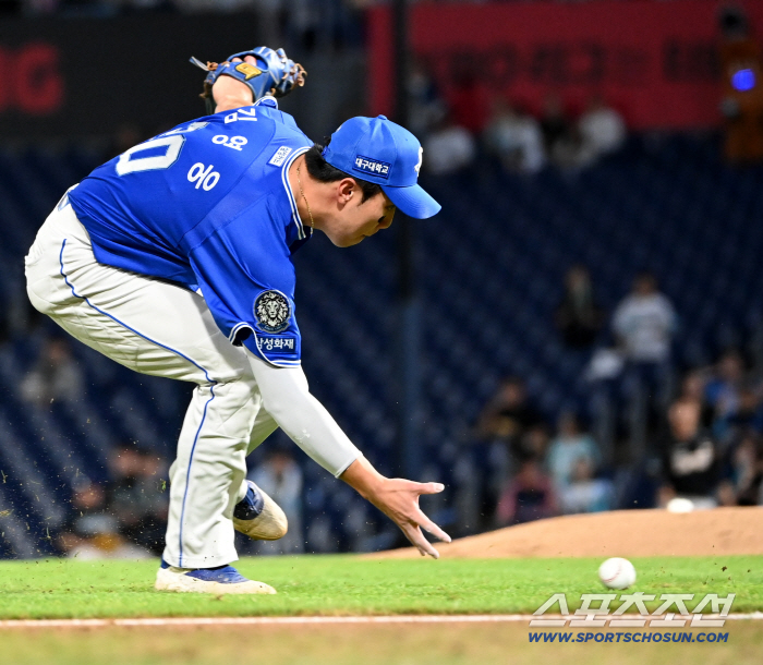  Kim Youngwoong's sensuous bare-handed catch