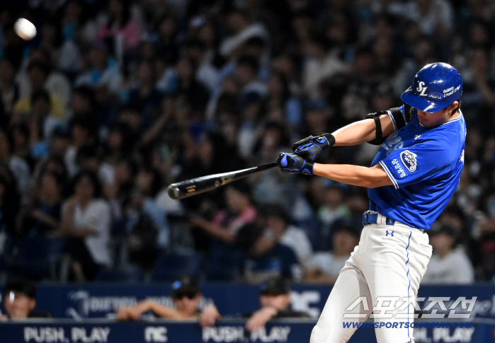  Koo Ja-wook hits a tiebreaking solo shot in the 8th inning