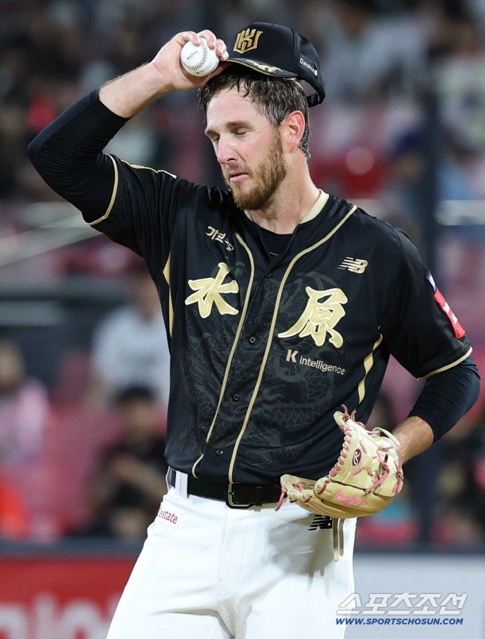  KT Patrick suddenly lost control of his ball, allowing 4 runs in the second inning alone
